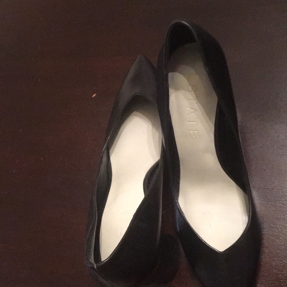 Black pumps